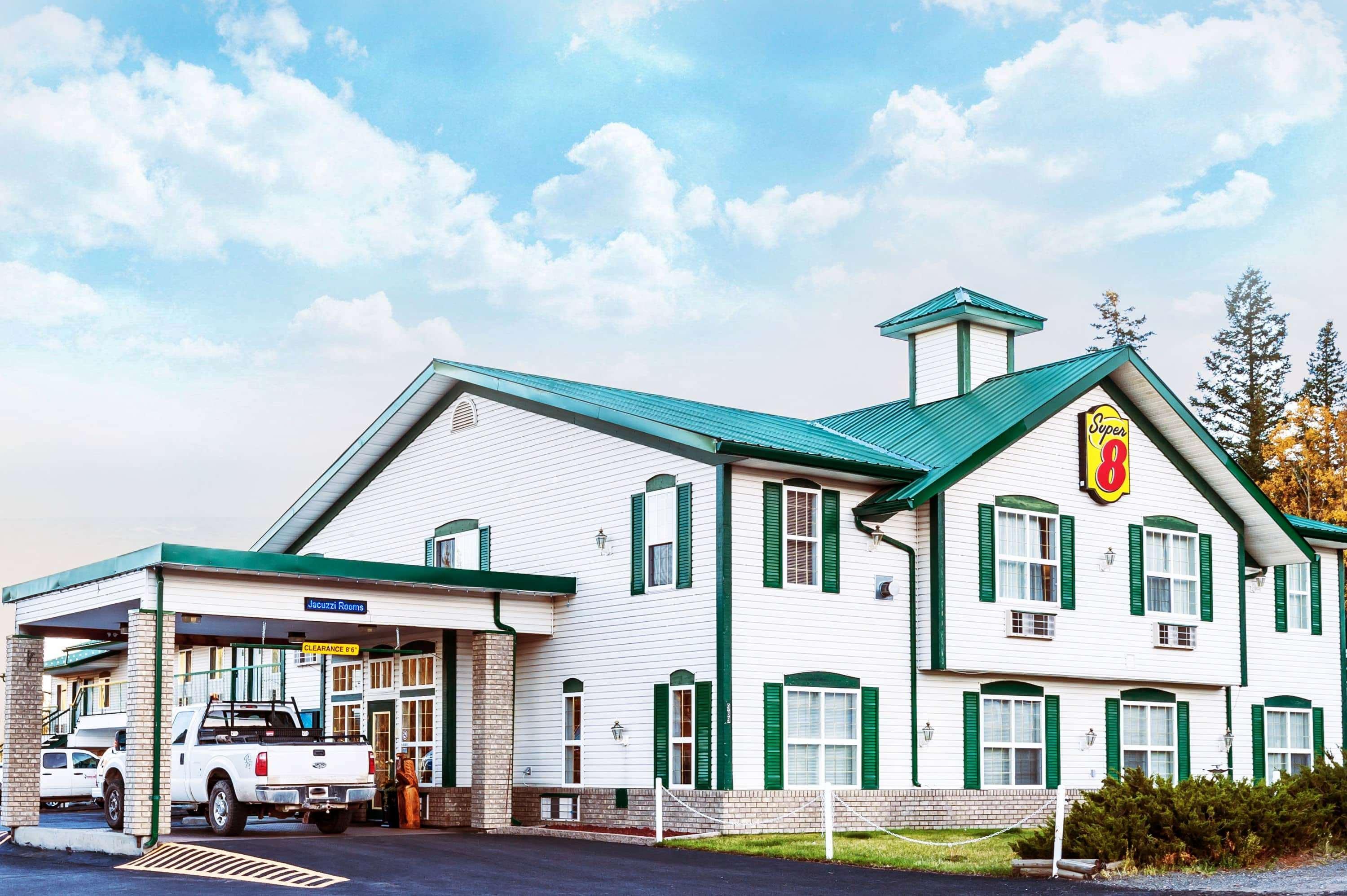 Отель Super 8 By Wyndham 100 Mile House Экстерьер фото