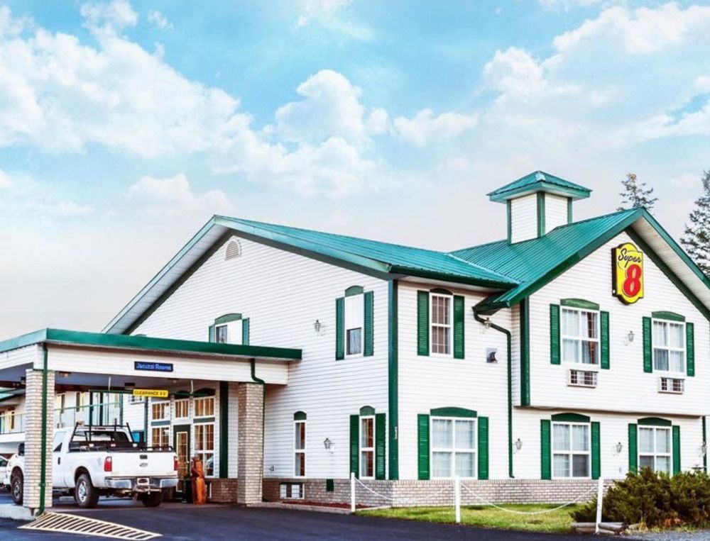 Отель Super 8 By Wyndham 100 Mile House Экстерьер фото